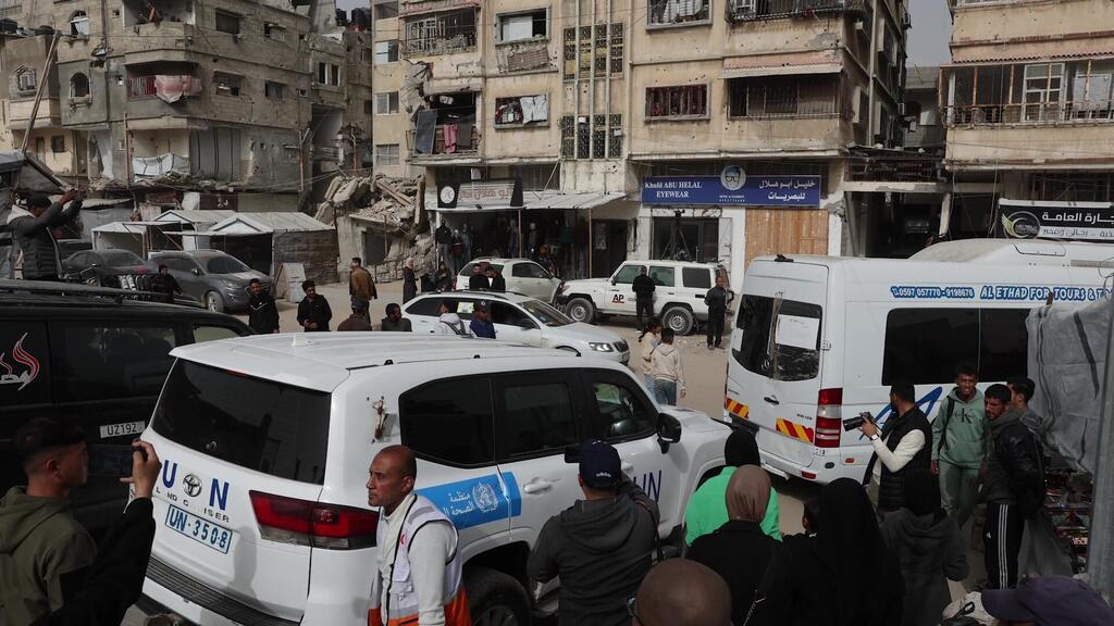 صور مختلفة لسيارات تابعى لمنظمة الصحة العالمية تشرف على نقل المرضى إلى معبر رفح الحدودي في اليوم الأول من إعادة افتتاحه.